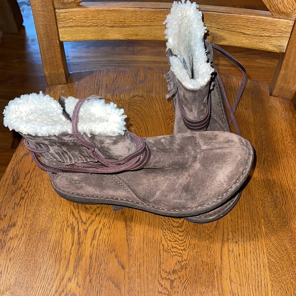 Brown UGG moccasin style boots size 8 - Picture 3 of 10